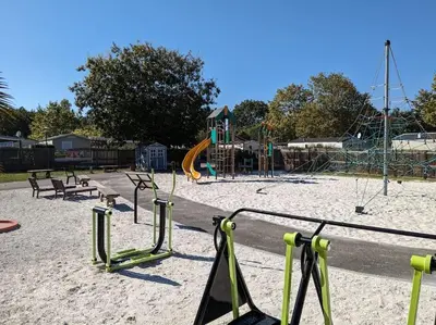 Aire de jeux pour enfants de l'établissement Mobil home 685 3 chambres Siblu La Réserve