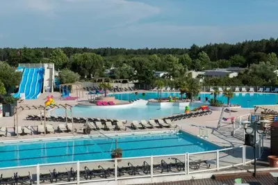 Piscine de l'établissement Mobil home 685 3 chambres Siblu La Réserve ou située à proximité