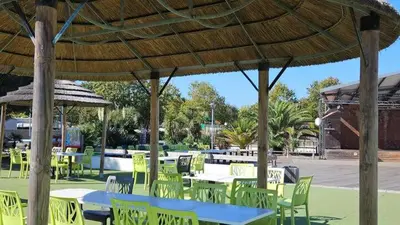 Restaurant ou autre lieu de restauration dans l'établissement Mobil home 685 3 chambres Siblu La Réserve