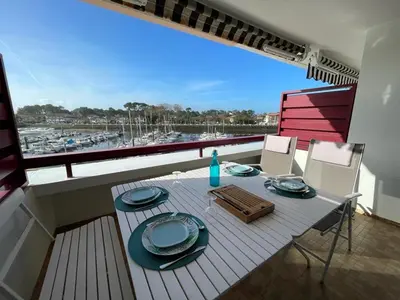 Balcon ou terrasse dans l'établissement Appartement rénové pour 4 pers avec piscine à Capbreton - FR-1-413-230