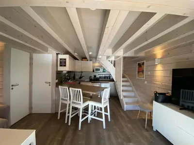Cuisine ou kitchenette dans l'établissement Villa Patio Rénovée avec Terrasse Couverte, Proche du Port et Centre d'Hossegor - FR-1-413-228