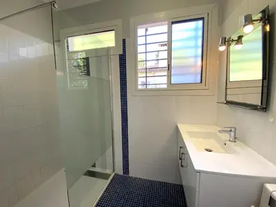 Salle de bains dans l'établissement PINSONS maison familiale proche plage