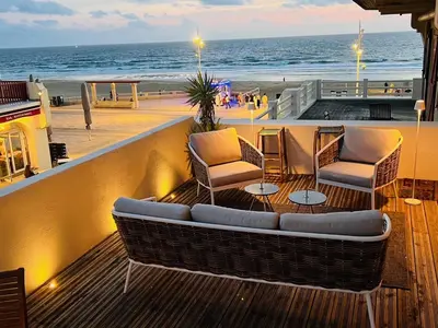 Vue générale sur la mer ou vue sur la mer prise depuis l'appartement