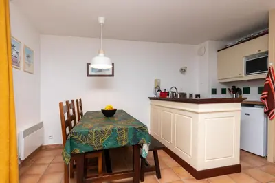 Cuisine ou kitchenette dans l'établissement Blue Pinsolle - Appt avec piscine partagée