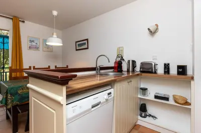 Cuisine ou kitchenette dans l'établissement Blue Pinsolle - Appt avec piscine partagée