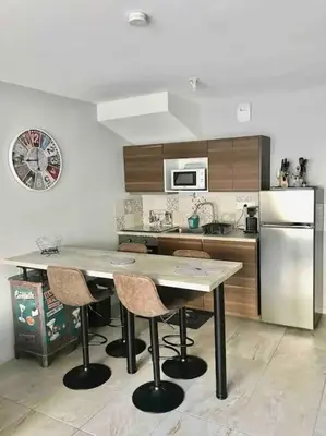 Cuisine ou kitchenette dans l'établissement La Cigale du Pyla, au cœur de l'écoquartier avec piscine commune