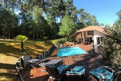 Piscine de l'établissement Villa avec piscine pétanque ping-pong garage près golf plage ou située à proximité