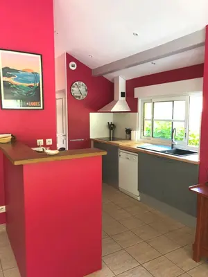 Cuisine ou kitchenette dans l'établissement Villa avec piscine pétanque ping-pong garage près golf plage
