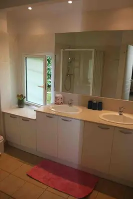 Salle de bains dans l'établissement Villa avec piscine pétanque ping-pong garage près golf plage