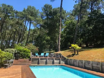 Piscine de l'établissement Villa avec piscine pétanque ping-pong garage près golf plage ou située à proximité
