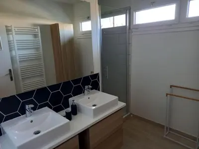 Salle de bains dans l'établissement Jolie maison 3 chb et jardin proche Arcachon