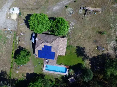 Piscine de l'établissement ENTRE CHEVREUIL ET CERF ou située à proximité