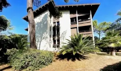 Jardin de l'établissement Résidence MARENSIN. Appartement duplex, proche de la plage des Bourdaines