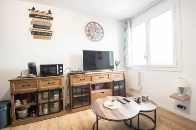 Télévision ou salle de divertissement dans l'établissement Le victoruy