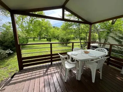 Balcon ou terrasse dans l'établissement ZEcamping 4 familial animaux acceptés familial piscine couverte