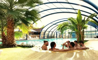 Piscine de l'établissement ZEcamping 4 familial animaux acceptés familial piscine couverte ou située à proximité