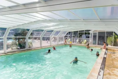 Piscine de l'établissement ZEcamping 4 étoiles avec piscine couverte - proche Biscarrosse ou située à proximité