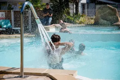 Clients de l'établissement ZEcamping 4 étoiles avec piscine couverte - proche Biscarrosse
