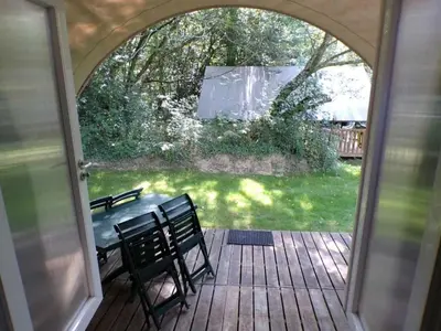 Jardin de l'établissement ZEcamping 3 avec piscine chauffée snack bar et restaurant