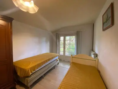 Un ou plusieurs lits dans un hébergement de l'établissement Grande maison landaise près du port de Capbreton, 4 chambres, jardin, animaux admis - FR-1-413-232