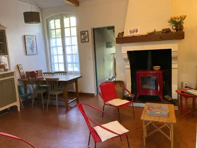 Coin salon dans l'établissement Maison de Charme pour 6 à Biscarrosse-Plage, Proche Centre, Jardin, BBQ, Non-Fumeur, Animaux Non Admis - FR-1-521-229