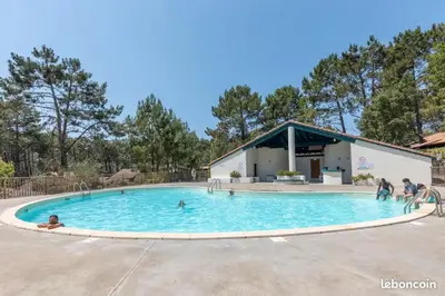 Piscine de l'établissement Pretty house with double terrace near the ocean ou située à proximité