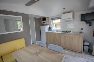 Cuisine ou kitchenette dans l'établissement ZEcamping 4 animé chiens acceptés familial piscine couverte