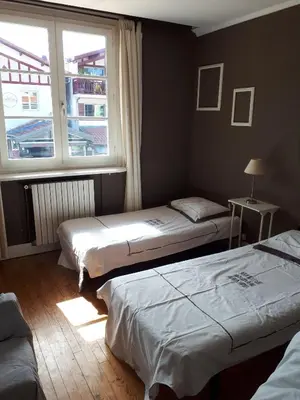 Un ou plusieurs lits dans un hébergement de l'établissement logement privé centre Hossegor jardin parking