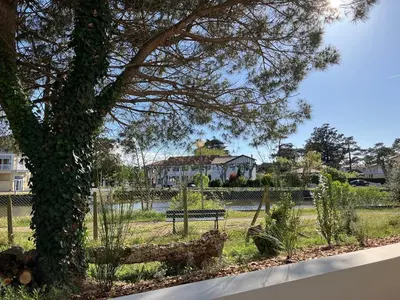 Jardin de l'établissement Le Bonamour - Élégance et sérénité entre plage et port