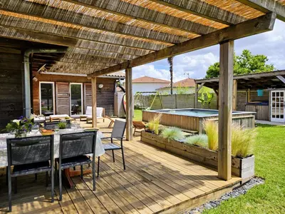 Jardin de l'établissement Spacieuse maison avec piscine, 9km de l'océan.