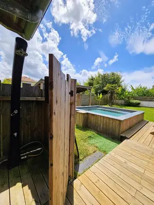 Jardin de l'établissement Spacieuse maison avec piscine, 9km de l'océan.
