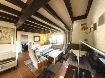 Coin salon dans l'établissement Maison moderne et traditionnelle à 300m de la plage, avec jardin, barbecue et parking privé - FR-1-413-234