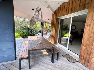 Balcon ou terrasse dans l'établissement Villa proche Golf d'Arcachon avec piscine chauffée