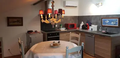 Cuisine ou kitchenette dans l'établissement Gîtes la louve