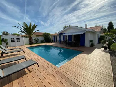 Piscine de l'établissement Maison moderne avec piscine ou située à proximité