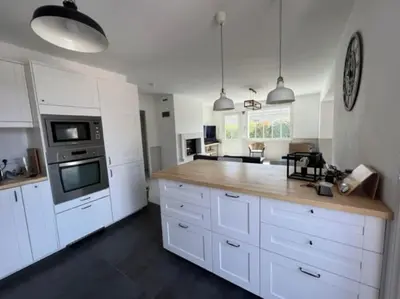 Cuisine ou kitchenette dans l'établissement Maison moderne avec piscine