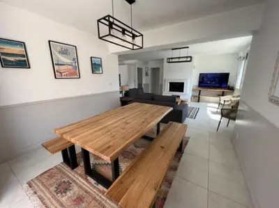 Télévision ou salle de divertissement dans l'établissement Maison moderne avec piscine