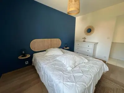 Un ou plusieurs lits dans un hébergement de l'établissement Maison moderne avec piscine