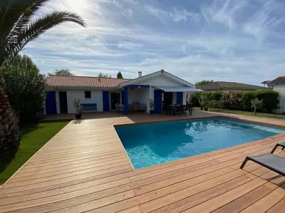 Piscine de l'établissement Maison moderne avec piscine ou située à proximité