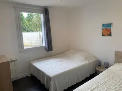 Un ou plusieurs lits dans un hébergement de l'établissement Maison mitoyenne chaleureuse avec piscine chauffée