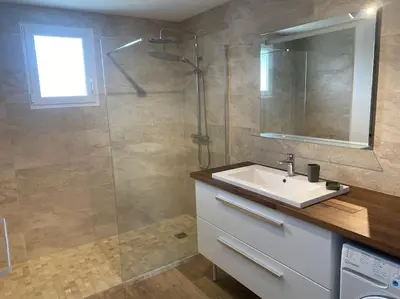 Salle de bains dans l'établissement Maison mitoyenne chaleureuse avec piscine chauffée
