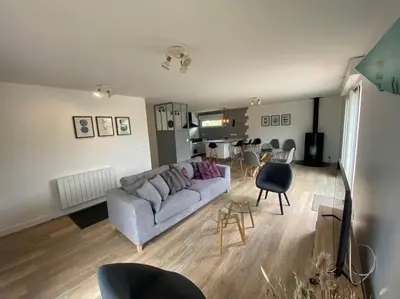 Cuisine ou kitchenette dans l'établissement Maison mitoyenne chaleureuse avec piscine chauffée