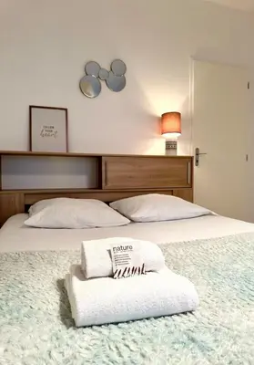 Un ou plusieurs lits dans un hébergement de l'établissement L'Évasion - Centre-Ville & Garage Privé