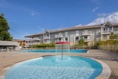 Piscine de l'établissement Chez Benjamin - Appt terrasse avec piscine commune ou située à proximité
