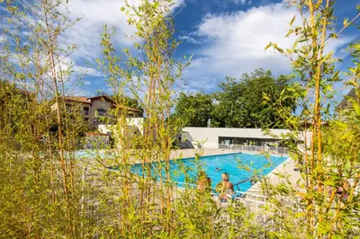 Piscine de l'établissement Chez Benjamin - Appt terrasse avec piscine commune ou située à proximité