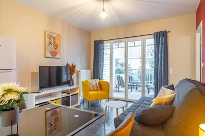Coin salon dans l'établissement Chez Benjamin - Appt terrasse avec piscine commune