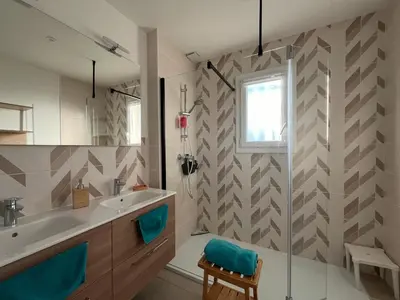Salle de bains dans l'établissement Maison familiale avec jardin, proche Dune du Pyla - 3 chambres - TV, WiFi, parking - FR-1-319-536