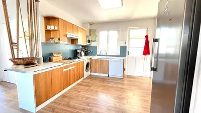 Cuisine ou kitchenette dans l'établissement VILLA LANDES ANGELES - Maison avec piscine à 6km de l'océan