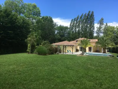 Piscine de l'établissement Villa calme avec piscine entre Pays Basque et Sud Landes ou située à proximité