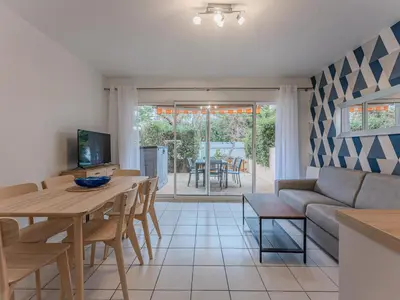 Télévision ou salle de divertissement dans l'établissement Appartement T2 refait à neuf - 4 pers - Terrasse Ouest - Proche centre - Chiens OK - FR-1-521-237